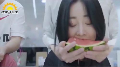 伪精致小姐姐吃瓜