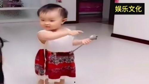 宝宝吃瓜现场反应