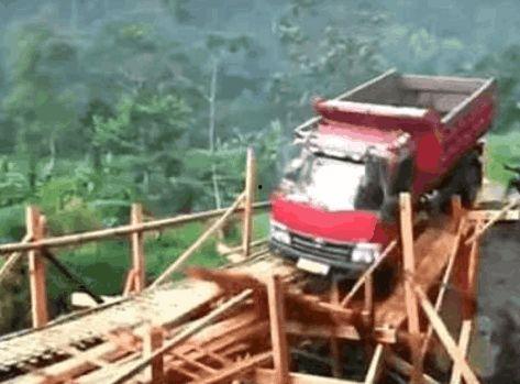 吃瓜路人压木桥,一场意外引发的全民热议