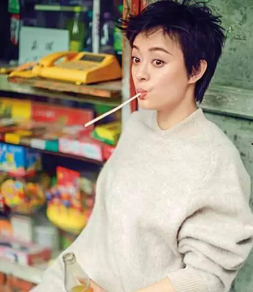 短发那只猫吃瓜,萌态十足引网友热议