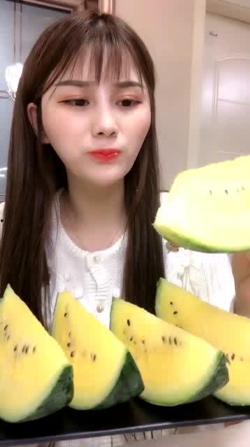 小姐姐吃瓜图片,小姐姐的甜蜜吃瓜时光