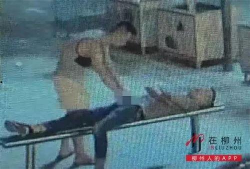 柳州女子醉倒路边吃瓜,意外成为街头“吃瓜群众”焦点