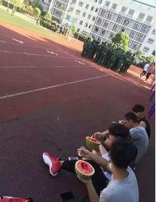 学妹军训学姐吃瓜,学姐与学妹的温馨互动